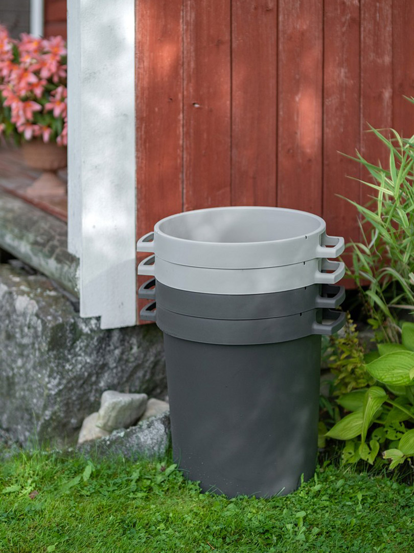 Orthex saavit pinottuna punaisen talon seinustalle