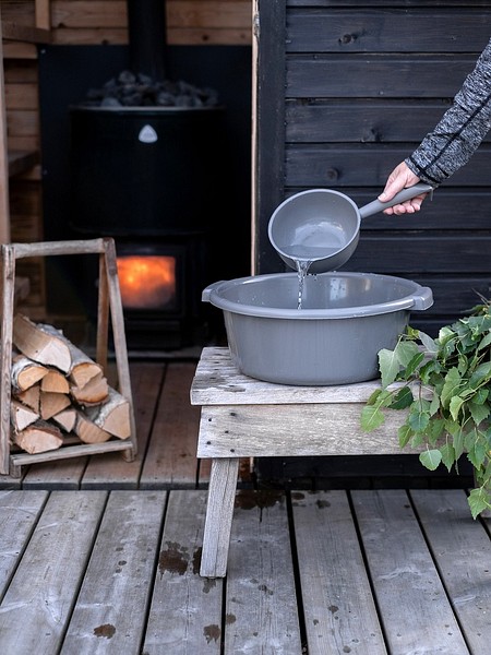 Orthexin pesuvadi ja vesikauha mökkisaunan terassilla
