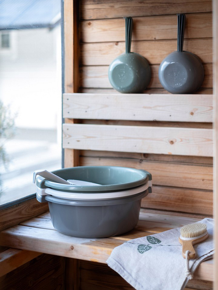 Orthex pesuvadit ja vesikauhat saunan lauteilla