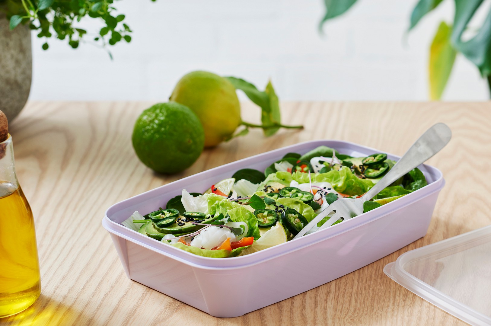 Avoin SmartStore Easy 1,2 litran ruoansäilytysrasia, jonka sisällä on salaattiannos.