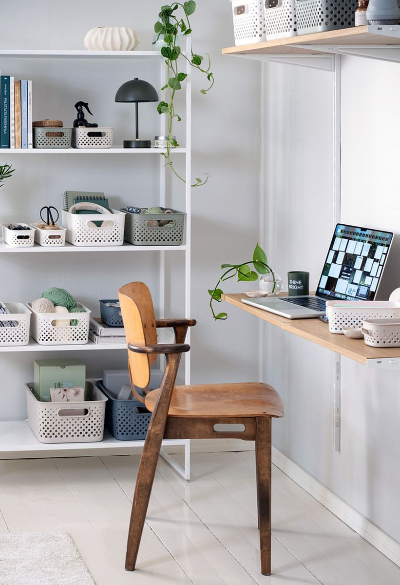 Toimistopöytä, jonka taustalla hylly, jossa SmartStore Essence säilytyskoreja