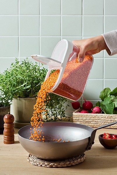Linssit voi kaataa suoraan pannulleSmartStore Flip säilytyspurkista
