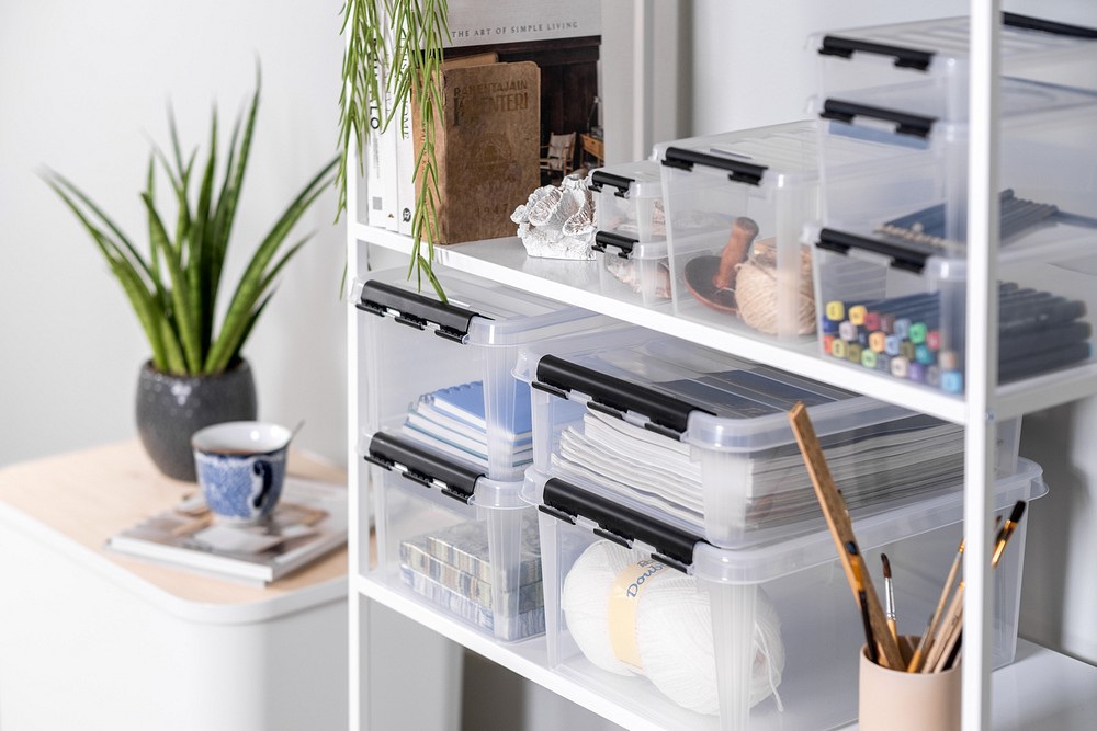 SmartStore Classic säilytyslaatikot siisteissä pinoissa hyllykössä