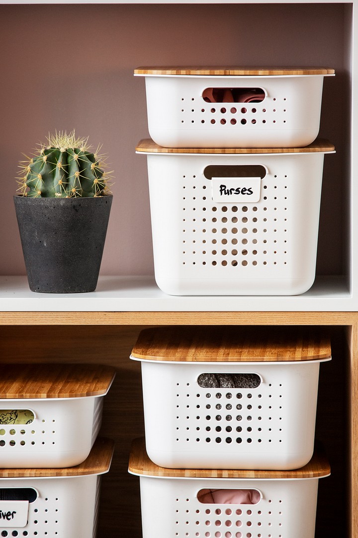 SmartStore Basket säilytyskorit eteisen hyllyllä